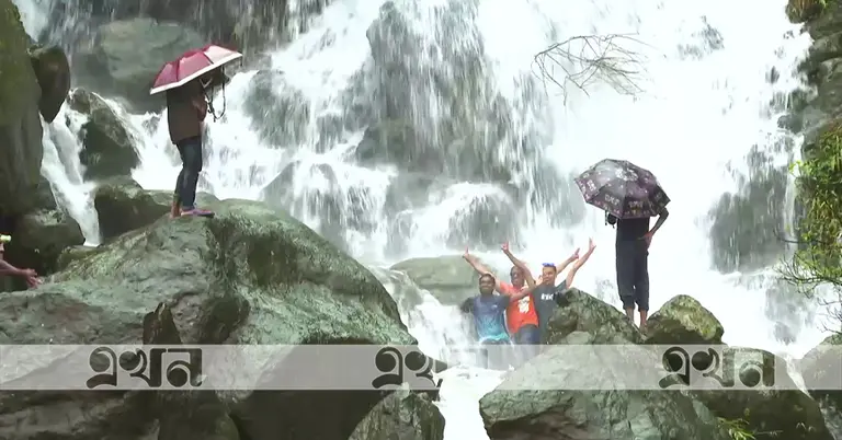 দেশের একটি জলপ্রপাত